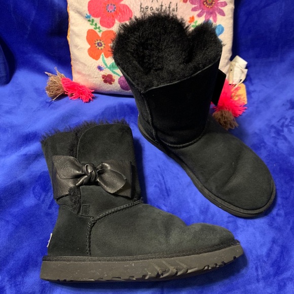 UGG Daelynn Leather 🎀 Black Short Boots - Picture 2 of 16